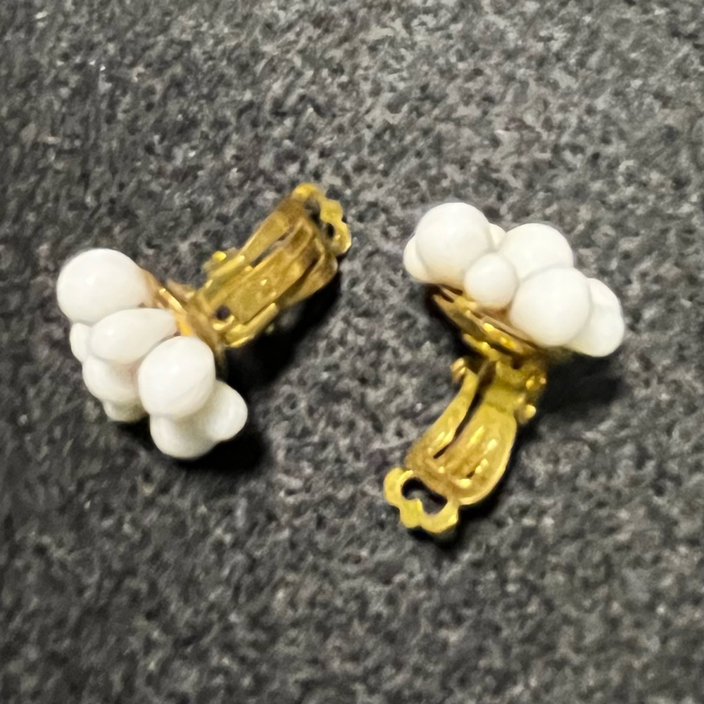 Vintage Pico daisy flower earrings, milk glass NWT - Picture 4 of 5
